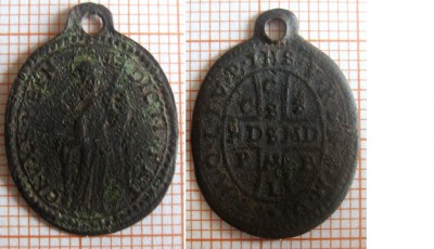 7. Av: stojící postava s holí ve tvaru kříže v levé ruce, v pravé ruce drží pohár, kolem hlavy svatozář, okraj lemovaný perlovcem, po pravé a levé straně postavy opis: CRVX.S.P.BEN - EDICTI.PAT.. Rv: v perlovci okolo vnějšího obvodu opis IHS.V.R.S.N.S.M.V.S.M.Q.L.I.V.B. od opisu linkou oddělený a  uprostřed umístněný kříž sv.Benedikta, uvnitř opis, svislé břevno: CSSML, vodorovné břevno NDSMD, mezi rameny: C S P B. 23x17x0,6mm 0,95g. Měď - ražba.