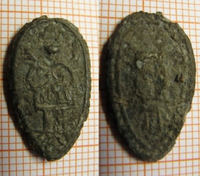 3. Av: postava Nepomuka, v pravé ruce drží ratolest, v levé kříž Rv: jazyk ve svatozáři  21x12,5x1,8mm 1,6g Cín - odlitek