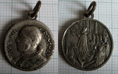 6. Av: Poprsí papeže hledící doprava. Opis: PIUS XII PONT.MAX.<br />Rv: Uvedení papeže do funkce. Postříbřený bronz, ražený.