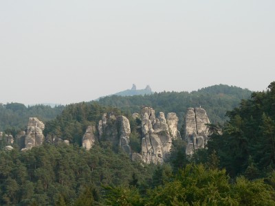 v pozadí zřícenina hradu Trosky