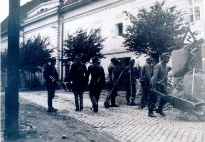 němečtí zajatci při odklízení zátaras 30[1].6.1945.jpg