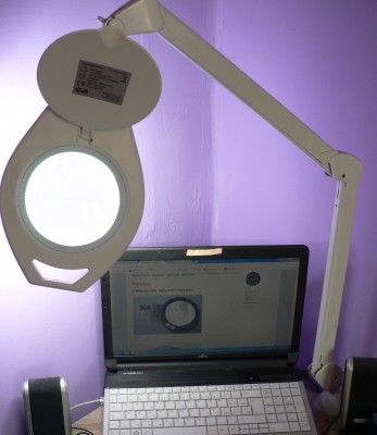 stolní lampa s LED podsvícenou lupou