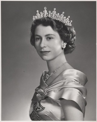 1.Originální Karsh portrét princezny Elizabeth byl retušovaný odstranit její diadém pro bankovku. Yousuf Karsh NCC.1993.056,146.jpg
