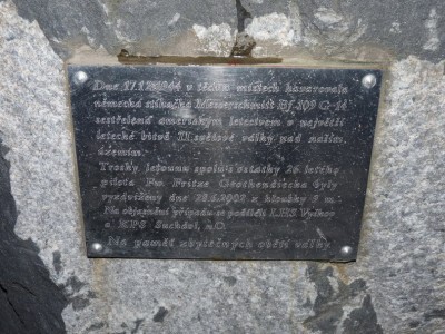 detail desky na pomníku